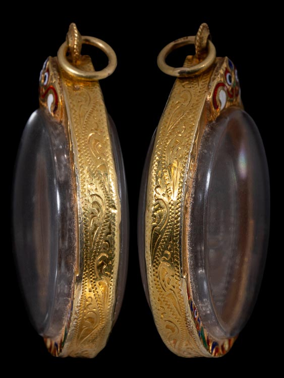 เหรียญหลวงปู่ชอบ รุ่นแรก เนื้อทองแดงกะไหล่เงิน บล็อกนิยม(AX) สวยเดิม พร้อมเลี่ยมทองอย่างดี-1